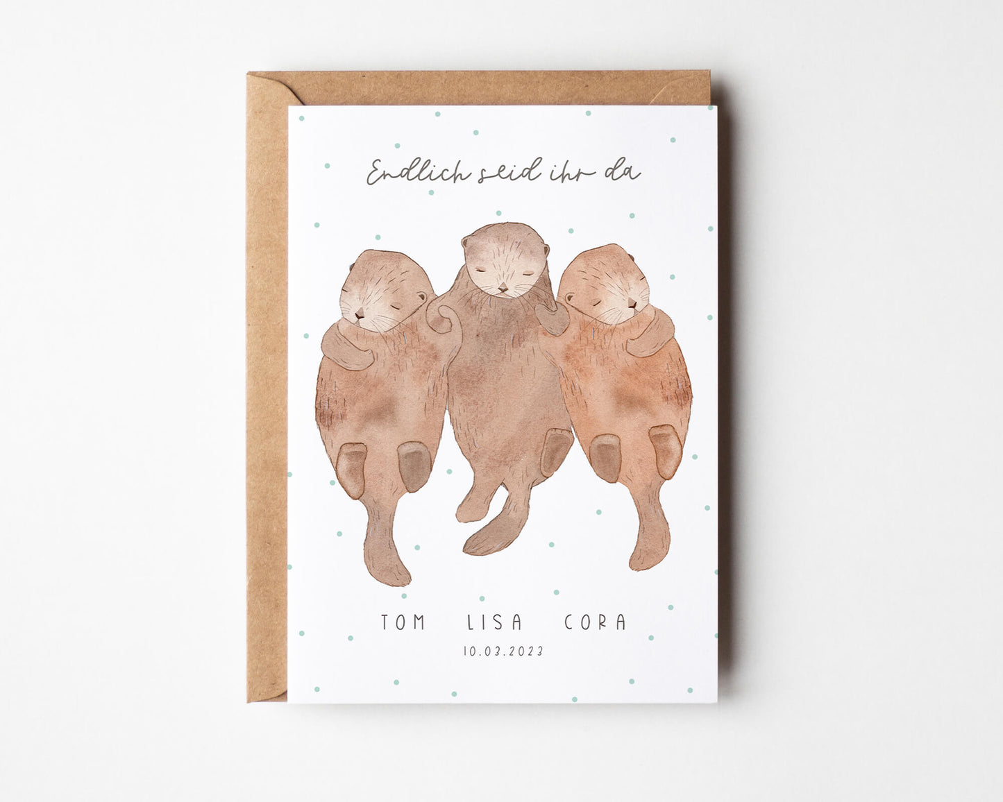 Personalisierte Glückwunschkarte zur Geburt von Drillingen. Drei Otter Babys, die sich an den Händen halten. Aquarell Otter.